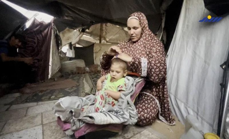 عائلة نازحة تعاني لرعاية طفليها المصابين بالشلل