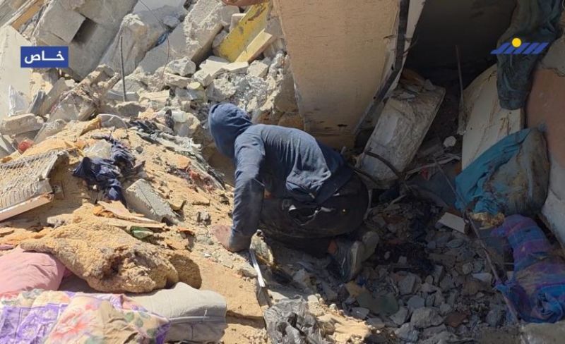 عبد الرحمن يبحث عن فراش وأغطية بين أنقاض منزله
