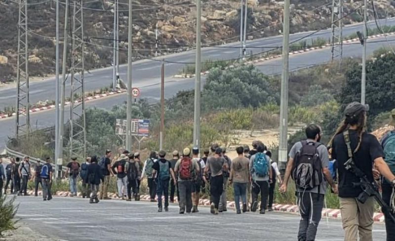 مستوطنون يهاجمون مركبات المواطنين شمال شرق رام الله