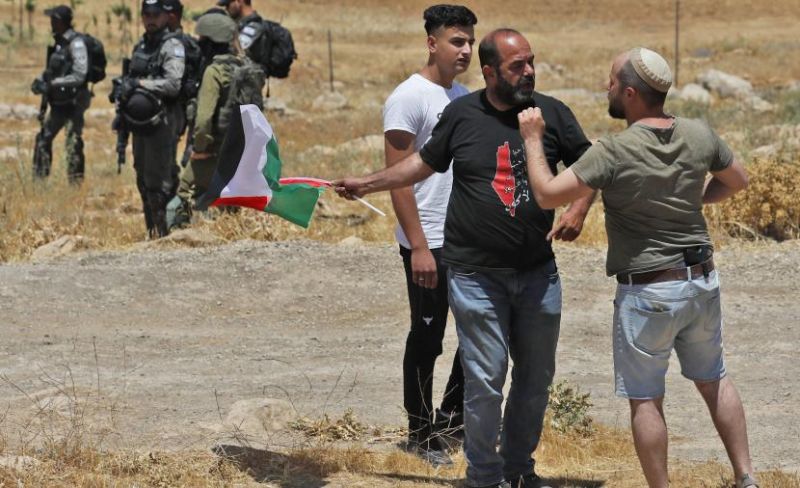 الاحتلال يعزل 12 قرية وخربة في مسافر يطا لليوم الثالث