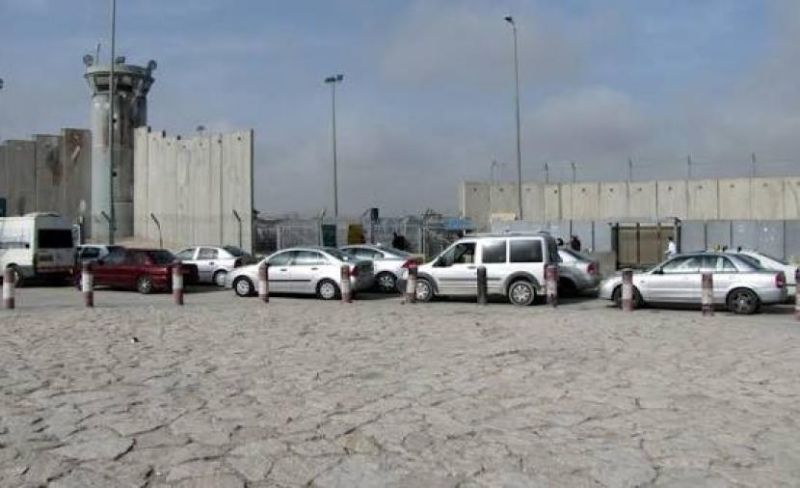 الاحتلال يغلق حاجز قلنديا ويقيّد حركة الفلسطينيين