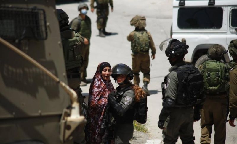 الاحتلال يعتقل 10 فلسطينيين من الضفة والقدس بينهم أسيرة محررة