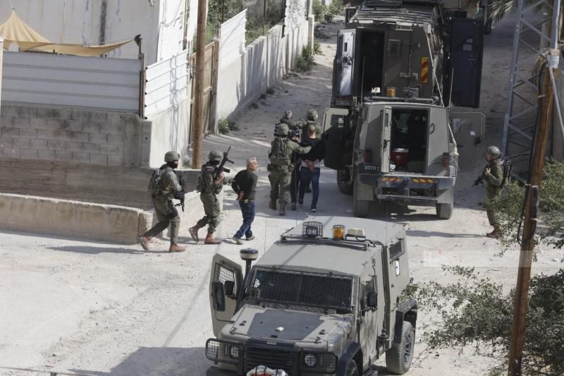 خلال يومين: الاحتلال يخضع 100 فلسطيني بالضفة لتحقيقات ميدانية