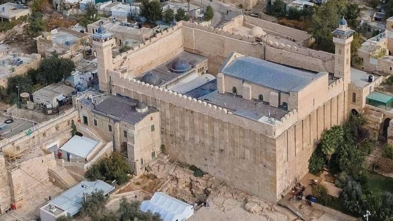 الاحتلال يغلق الحرم الإبراهيمي الشريف في الخليل والأوقاف تندد