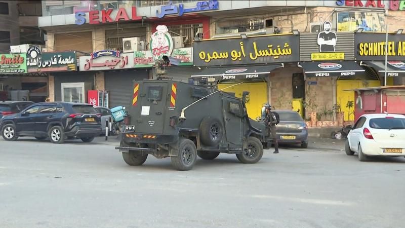 القدس: الاحتلال يقتحم مخيم قلنديا ويخطر بهدم منشآت ومبانٍ