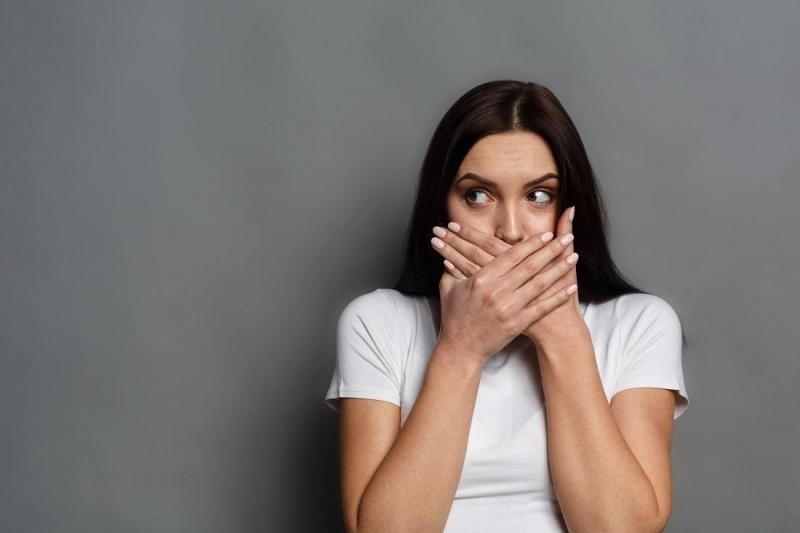 الحازوقة.. طبيب يوضح متى تتحول إلى مؤشر صحي مقلق
