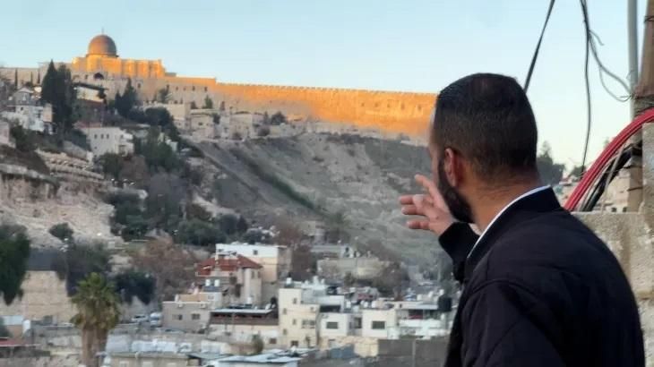 مقدسي يُخلي منزله قسرا في صور باهر تمهيدا لهدمه ذاتيا