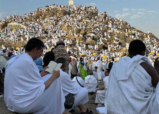 الحجاج يتوافدون إلى عرفات لأداء الركن الأعظم