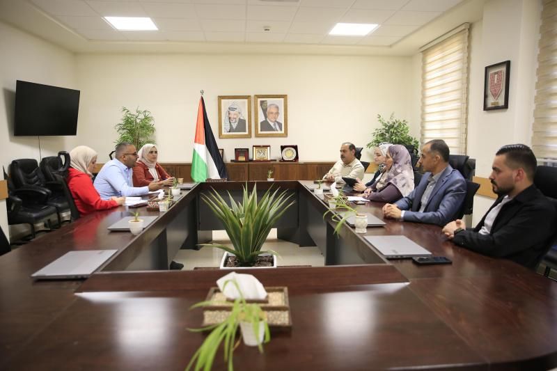 المدرسة الوطنية الفلسطينية للإدارة وبلدية الخليل تبحثان سبل تعزيز التعاون المشترك