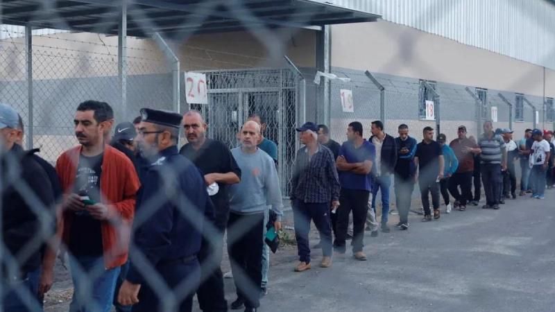 بوادر أمل بعودة العمال الفلسطينيين إلى الداخل بعد تجميد استقدام الأجانب