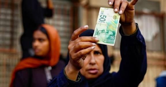 خاص | الكاش يتحول إلى عبء.. سوق سوداء تتحكم في حركة النقد بغزة