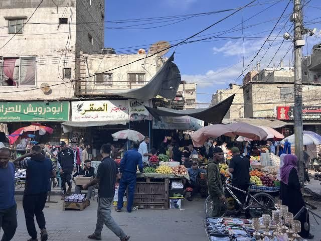 خاص | احتكار إدخال البضائع إلى غزة يفاقم التجويع ويرفع الأسعار
