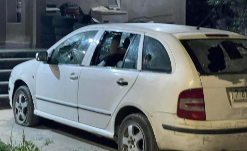 مستوطنون يعتدون على مركبات المواطنين شمال شرق رام الله