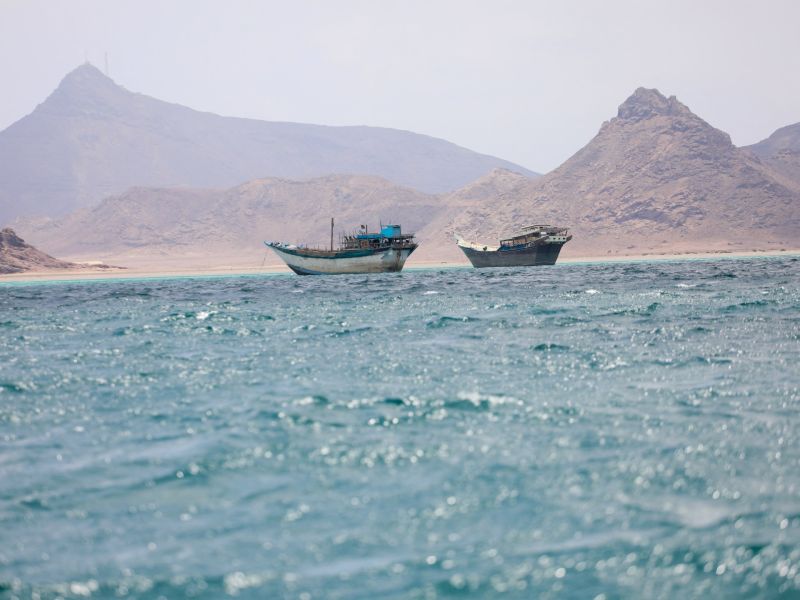 غارات على المخا في اليمن وأنباء عن زيارة قائد عسكري أمريكي للسعودية