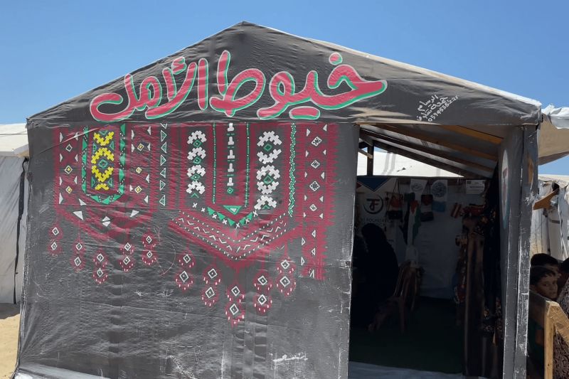 شاهد.. "أرامل غزة" ينهضن من بين الركام بـ"خيوط الأمل" ومشاريع الإرادة