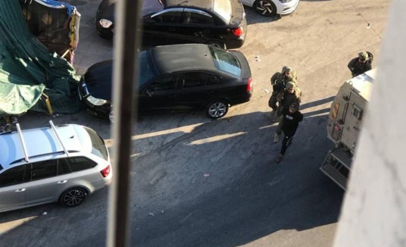 الاحتلال يعتقل شابين من مخيم الفوار