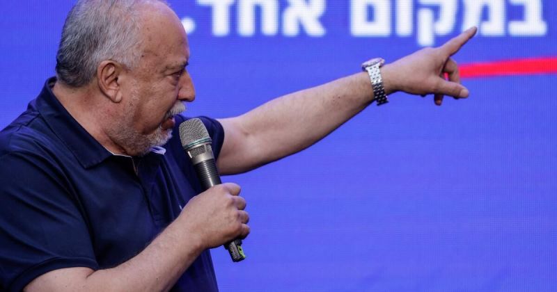 ليبرمان وآيزنكوت يهاجمان نتنياهو: اتهامات بالتخطيط لعملية عسكرية وعرقلة تحقيق 7 أكتوبر