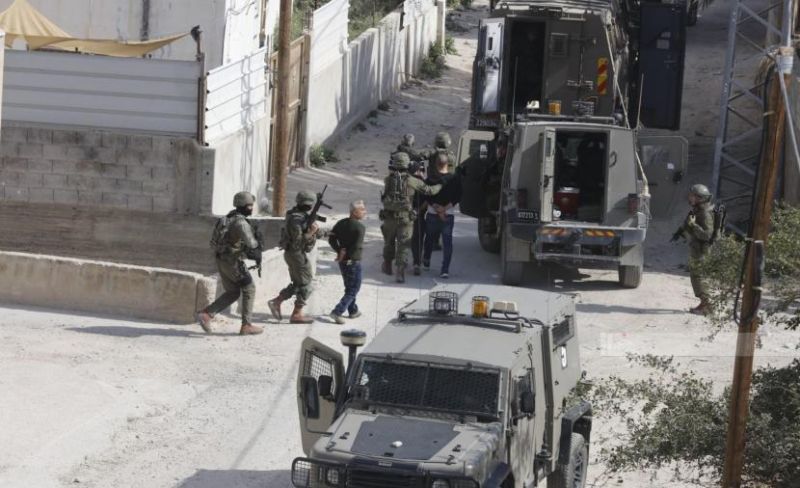 الاحتلال يعتقل 11 فلسطينياً في حملة دهم واقتحام بالضفة