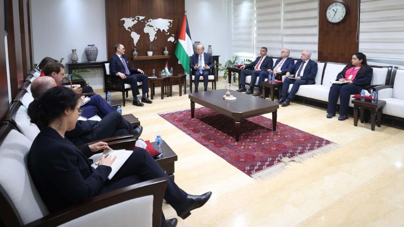 مصطفى يبحث مع وفد ألماني التطورات ويحذر من الوضع الإنساني في غزة