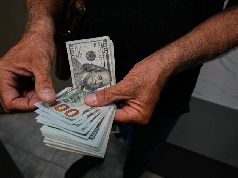 الدولار يتراجع مع هبوط عوائد السندات واليورو يتعافى من أدنى مستوى في 17 شهرا