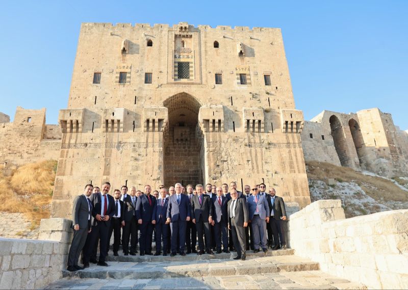 ادعاء مضلل حول إزالة علم سوريا عن قلعة حلب إرضاء للأتراك.. ماذا تكشف الصور الأصلية؟