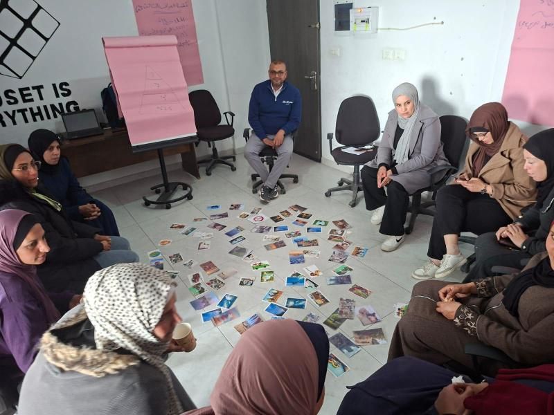 جمعية المرأة العاملة تختتم برنامج الرعاية الذاتية لكادرها المتخصص في مدينة غزة