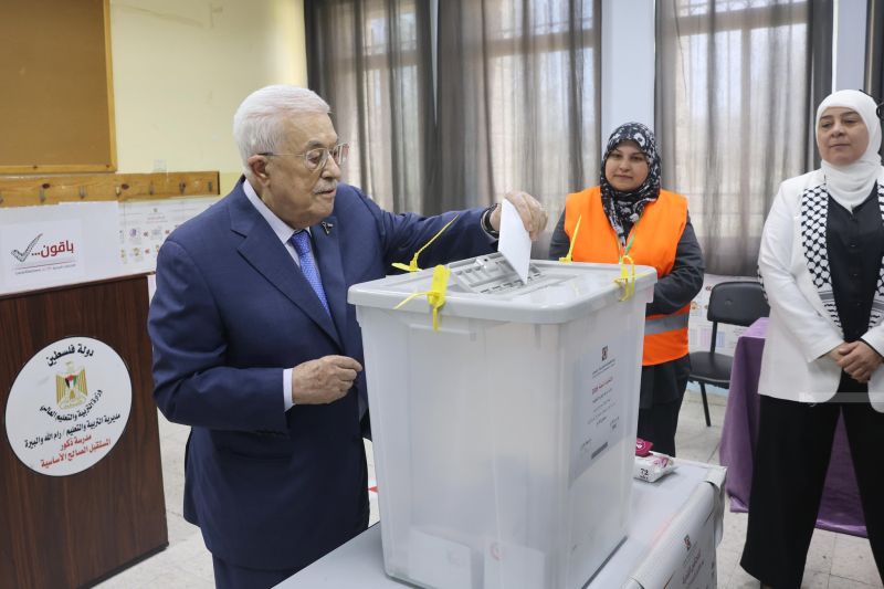 الرئيس يدلي بصوته في الانتخابات المحلية بمدينة البيرة