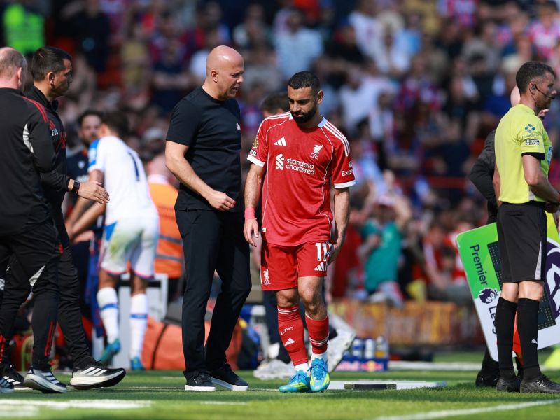 سلوت مدرب ليفربول يثير الغموض حول إصابة صلاح