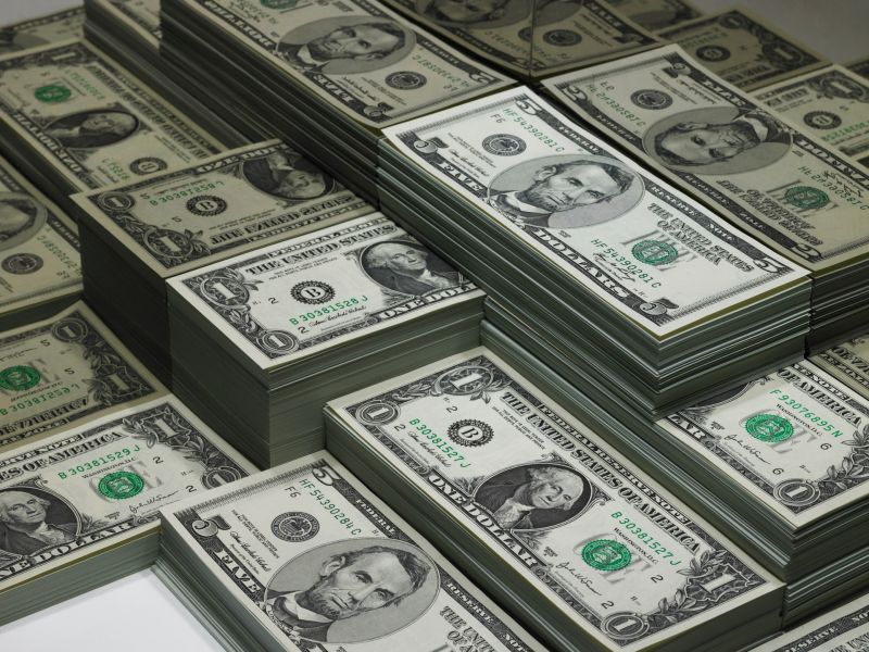 الدولار قرب أعلى مستوى في شهرين قبيل بيانات أمريكية