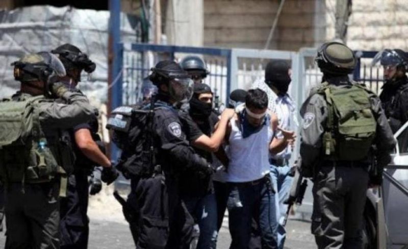 قوات الاحتلال تعتقل مواطنًا وتعتدي على شقيقه في العيزرية بالقدس