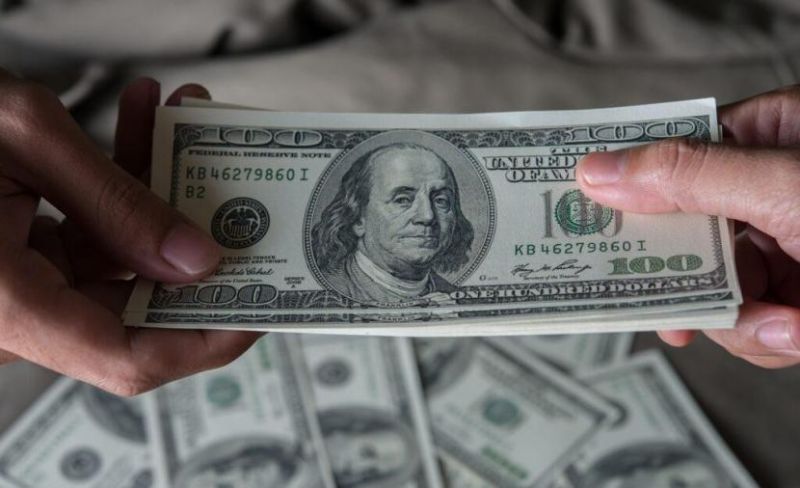 بقي حول أعلى مستوياته بشهرين.. انخفاض طفيف على الدولار