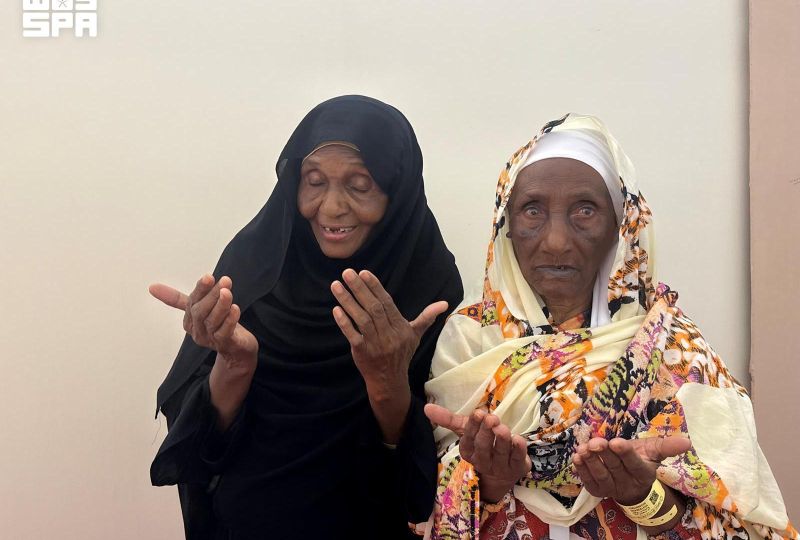 قصة بر تهز المشاعر.. سودانية سبعينية ترافق والدتها التسعينية في الحج