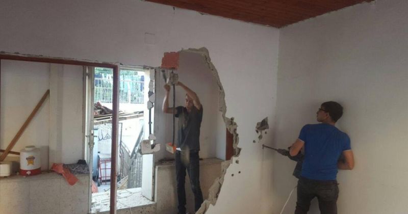 القدس: قوات الاحتلال تُجبر مقدسيا على هدم منزله في جبل المكبر