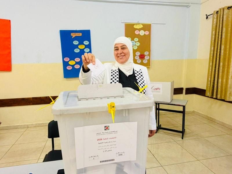 غنام تدلي بصوتها في الانتخابات المحلية بدير دبوان وتؤكد: الانتخابات رسالة صمود وبقاء لشعبنا، والاحـتلال زائل