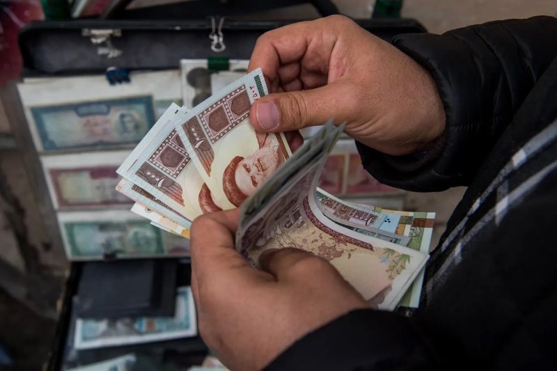 كيف يحوّل الإيرانيون أموالهم إلى الخارج رغم العقوبات؟
