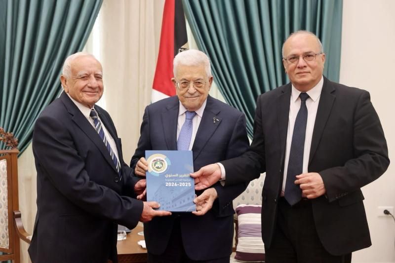 الرئيس عباس يتسلم التقرير السنوي لجامعة القدس المفتوحة