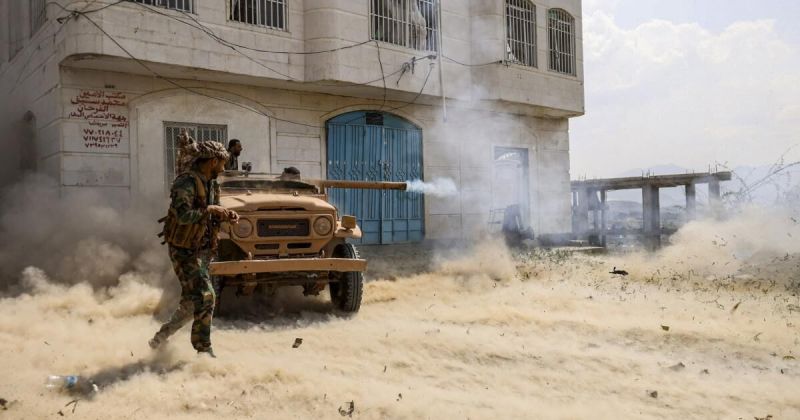 تصعيد عسكري في اليمن وشروط حكومية للسلام وسط تبادل الهجمات الجوية