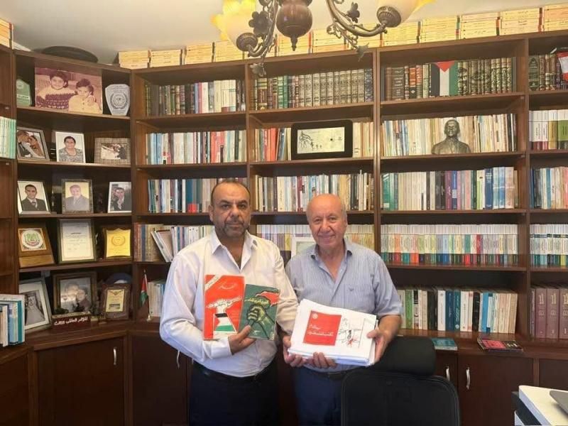 الاتحاد العام للكتّاب والأدباء يعرب عن دعمه للإعلامي عبد معروف بعد احتراق مكتبته