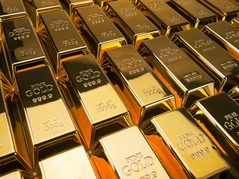 الذهب يتعافى والنفط يتراجع بفعل زيادة الإمدادات